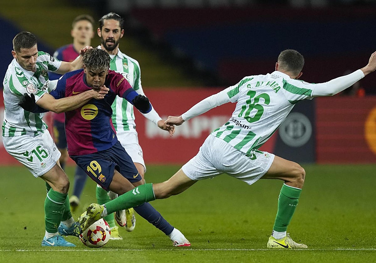 Yamal, rodeado de jugadores del Betis