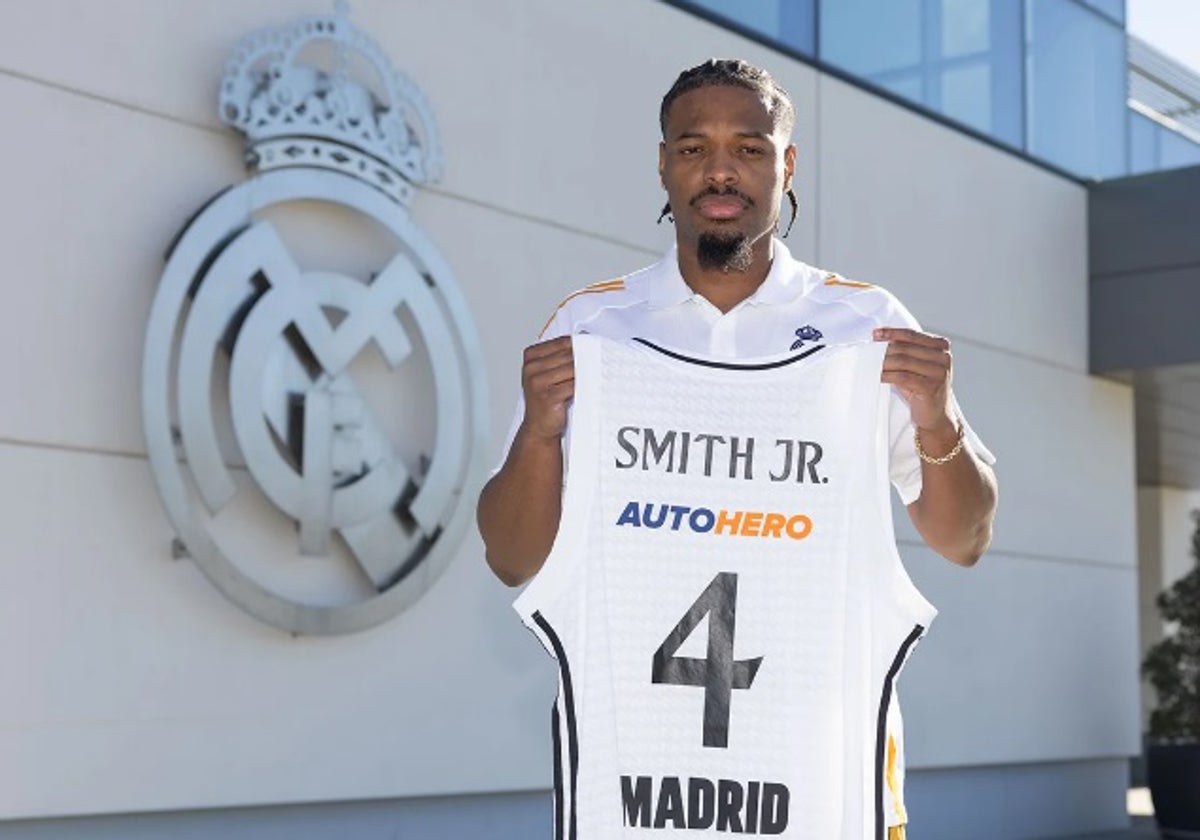 Dennis Smith Jr., posando con la camiseta del Madrid