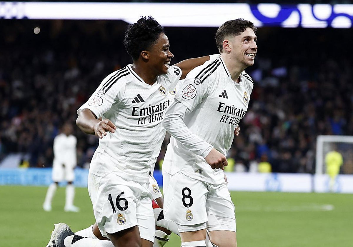 Endrick y Valverde celebran el cuarto gol del Madrid, marcado por el uruguayo