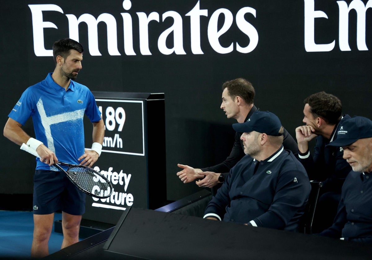 Djokovic atiende a las explicaciones de Murray, en el palco a pie de pista