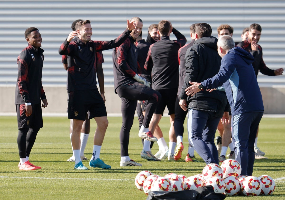 Stanis Idumbo, sonriente en un entrenamiento del Sevilla de este 2025.
