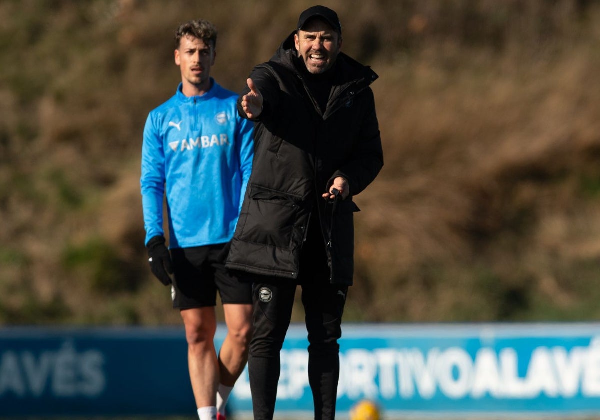 'Chacho' Coudet da instrucciones en un entrenamiento reciente del Alavés