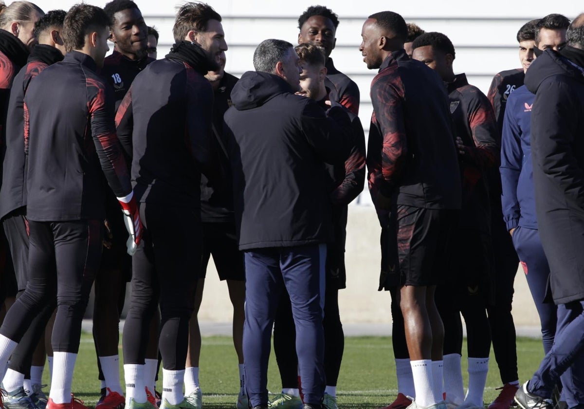 Los jugadores del Sevilla FC, con García Pimienta, en el entrenamiento de este viernes