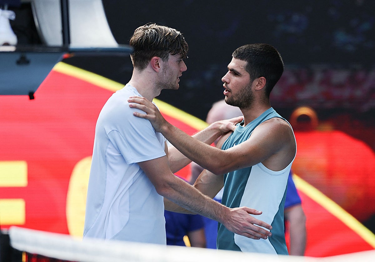 Alcaraz y Draper se saludan tras la retirada del británico