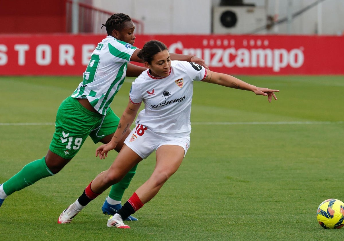 Dorine y Lucía pugnan por el balón durante el derbi disputado en el estadio Jesús Navas