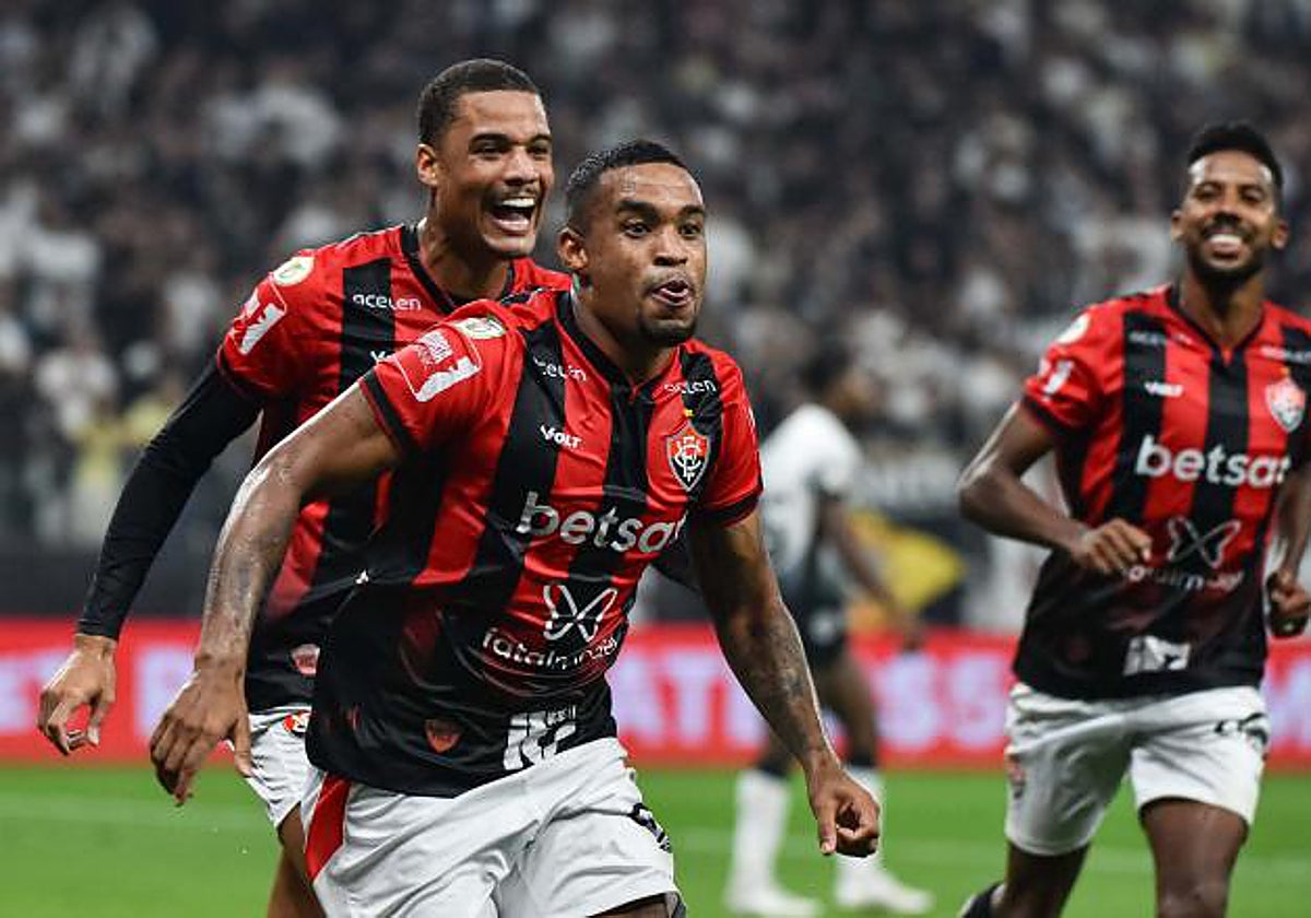 Alerrandro celebra un gol con sus compañeros del EC Vitoria