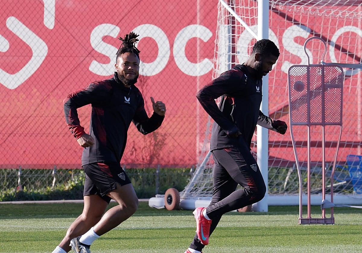 Ejuke acompaña a Iheanacho en un entrenamiento en la Ciudad deportiva.