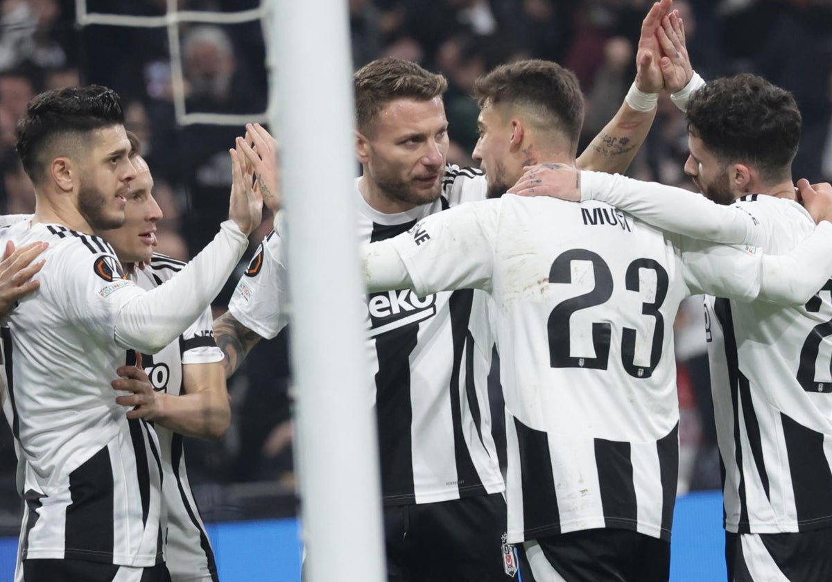 Los jugadores del Besiktas celebran el segundo gol, obra de Rashica