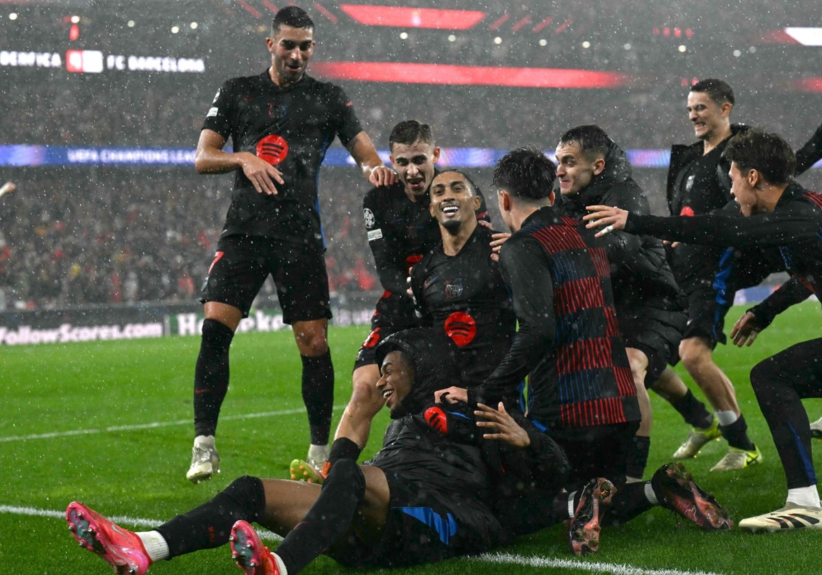 Los jugadores del Barça, eufóricos, celebran el 4-5 de Raphinha