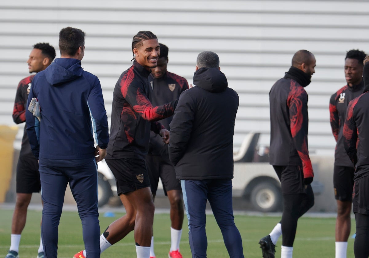 Loïc Badé saluda a García Pimienta al inicio de un entrenamiento.