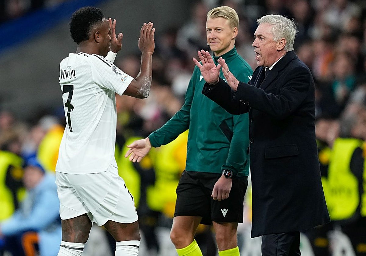 Vinicius y Ancelotti, durante el partido de Champions ante el Salzburgo