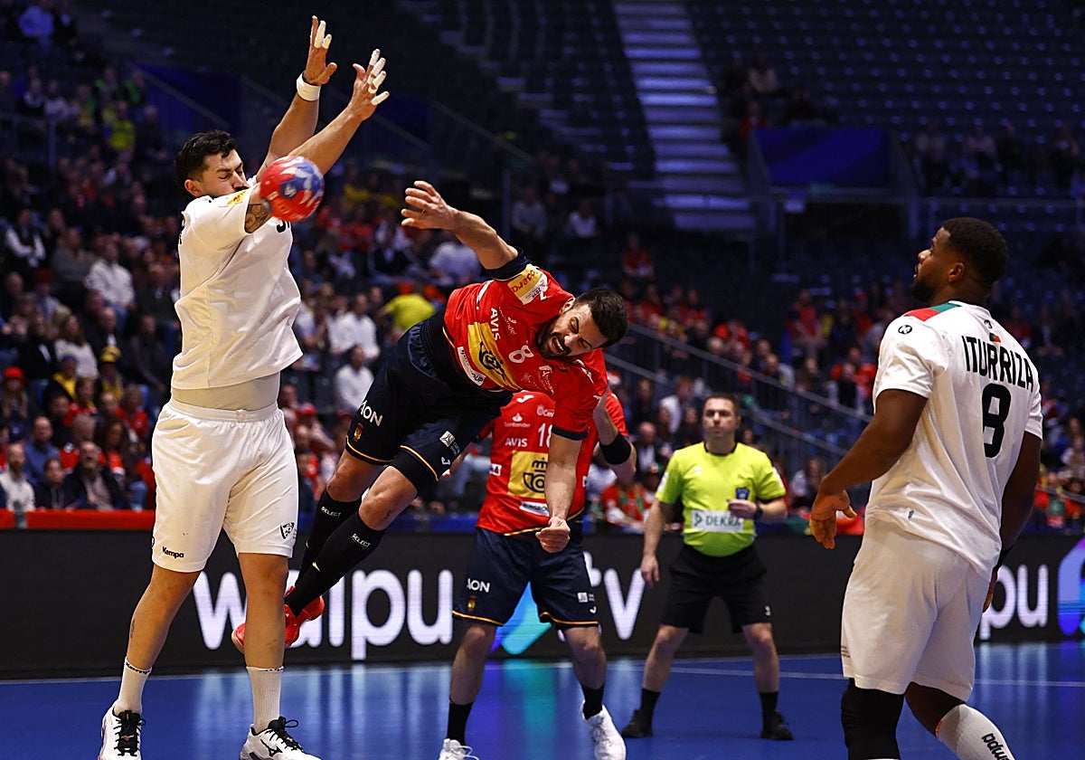 Casado intenta anotar ante la defensa portuguesa
