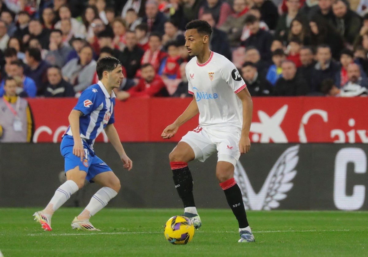 Sow controla el balón en el Sevilla-Espanyol