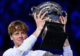 Sinner el infranqueable consolida su dominio en el tenis y gana ante Zverev su segundo Open de Australia