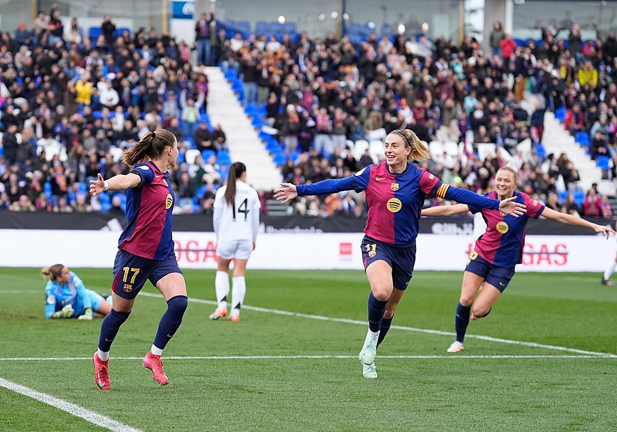 El Barcelona celebra uno de los goles de Eva Pajor