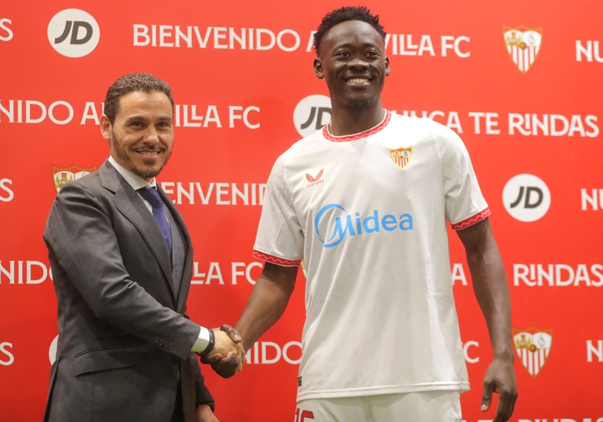 El presidente del Sevilla, Del Nido Carrasco, junto al último fichaje, Akor Adams