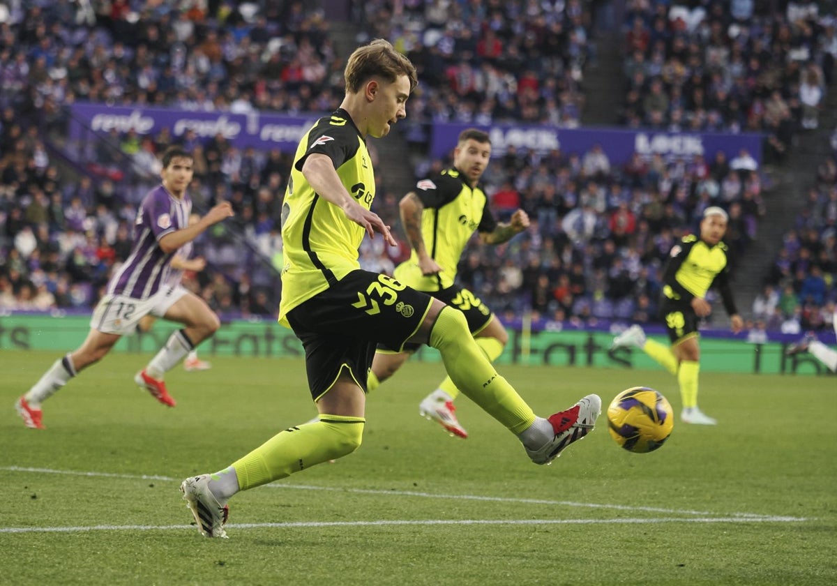 Jesús Rodríguez controla un balón en el partido frente al Valladolid