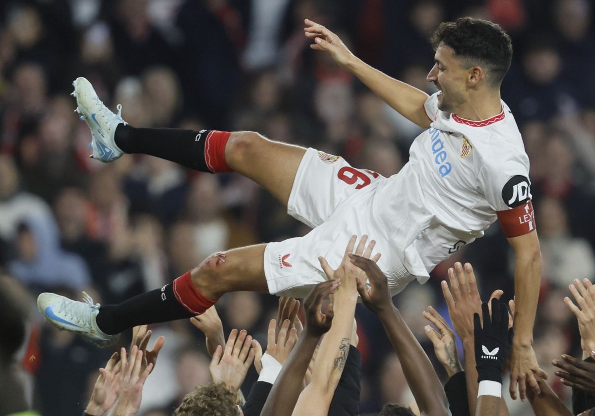 Jesús Navas, junto a los futbolistas del Sevilla, a la finalización del partido ante el Celta