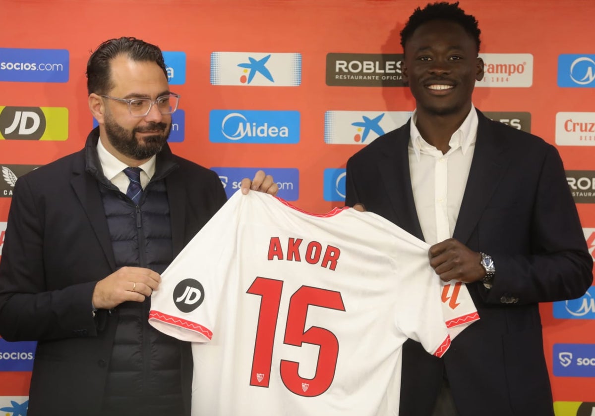 Víctor Orta, junto a Akor Adams en la presentación del delantero nigeriano