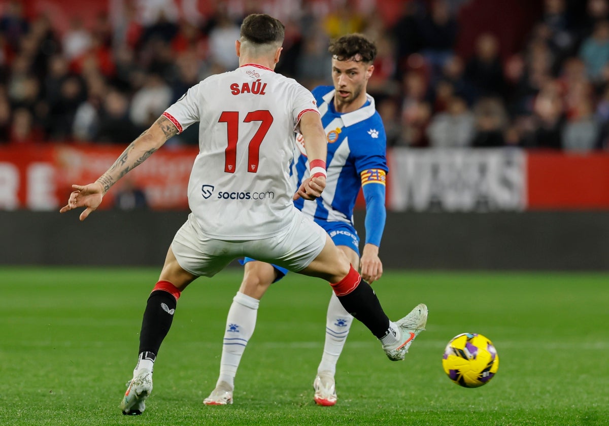 Javi Puado y Saúl, durante el Sevilla-Espanyol