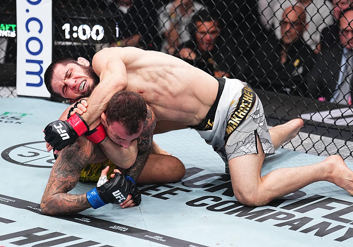 Makhachev somete a Moicano durante su combate