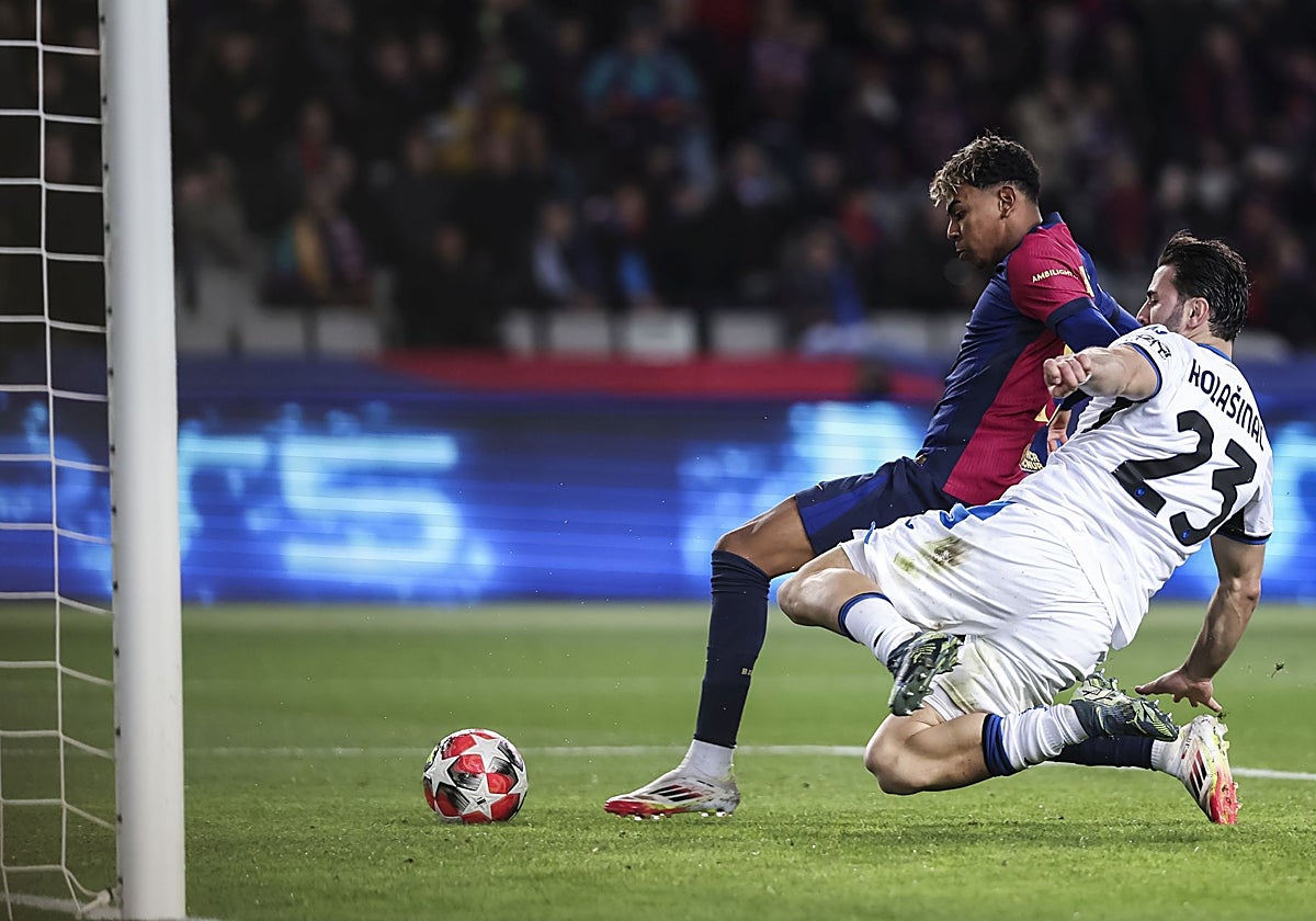 Lamine Yamal marca el priemr gol del Barça ante la oposición de Kolasinac