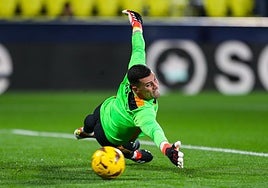 El Sevilla ante la difícil tarea de batir a David Soria