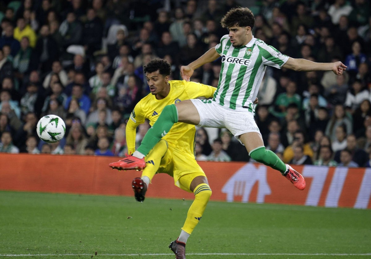 Abde disputa un balón en el Betis-HJK Helsinki de la fase de liga de Conference