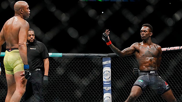 Israel Adesanya peleando con Anderson Silva