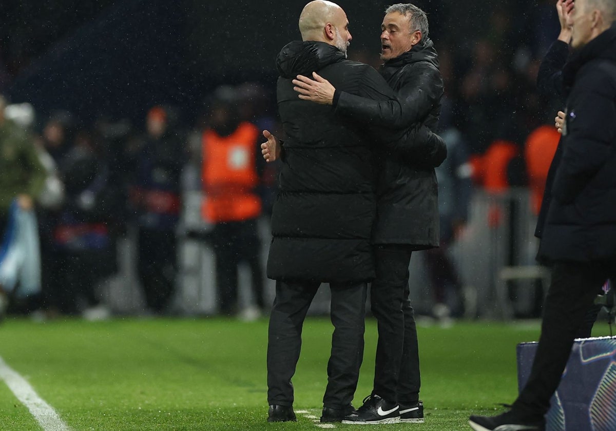 Guardiola y Luis Enrique, saludándose en el PSG-City de la pasada semana