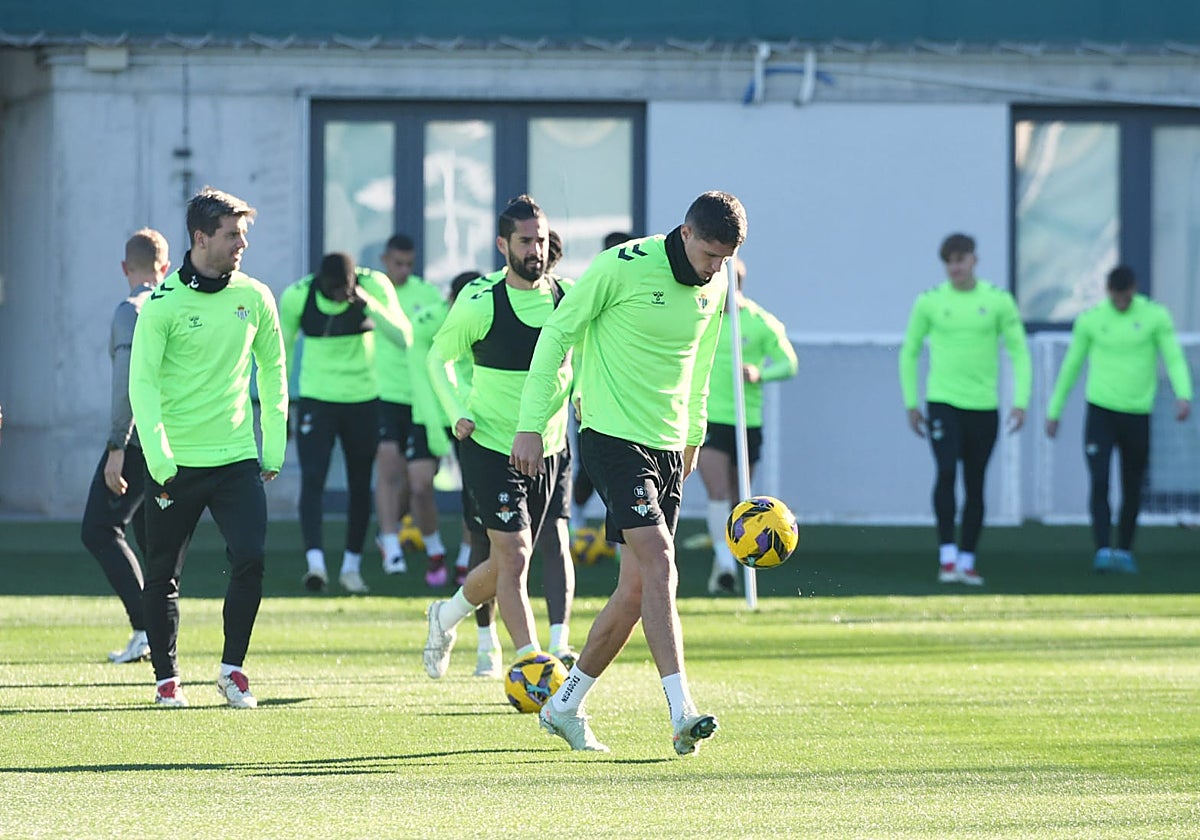 Altimira toca balón en el inicio de la sesión del pasado viernes, seguido por Isco y Lo Celso