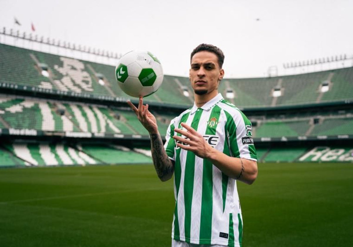 Antony, con la camiseta del Betis: este domingo puiede debutar