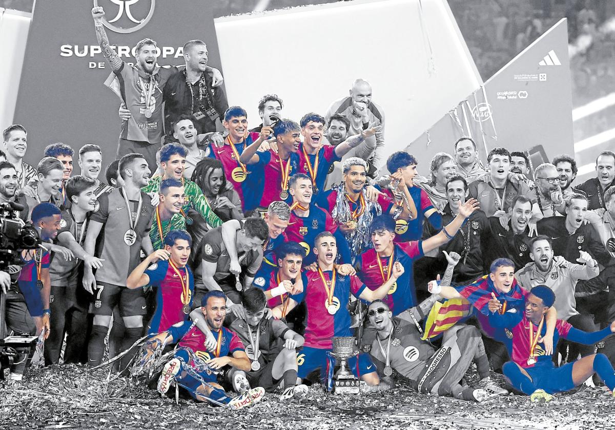 La plantilla del Barça celebra la Supercopa. En color, los canteranos