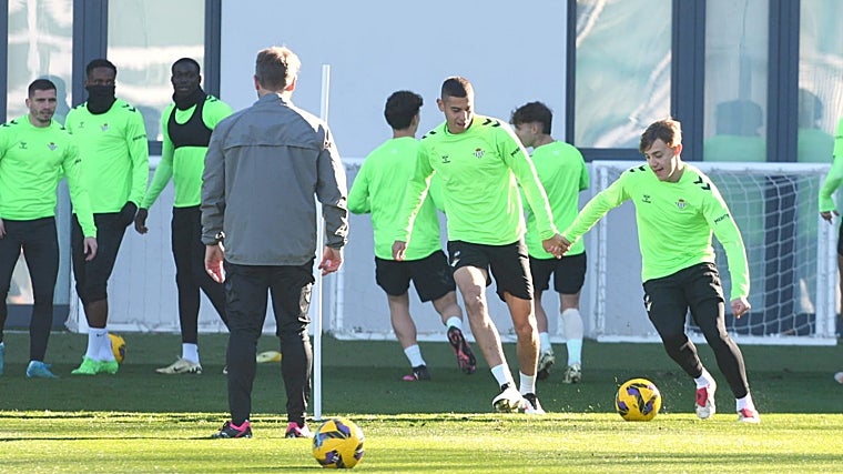 Jesús Rodríguez conduce un balón en el entrenamiento del pasado viernes ante la presión de Sergio Arribas