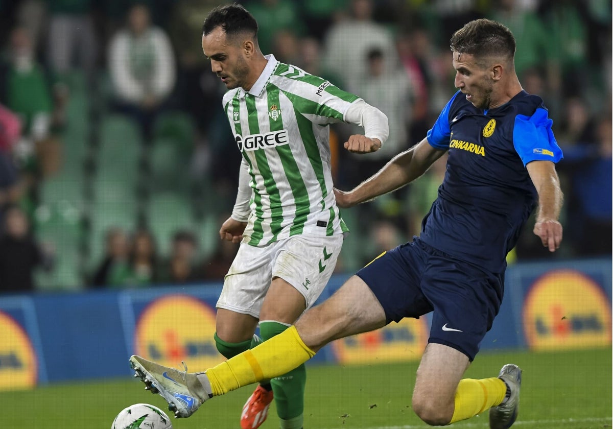Juanmi se dispone a rematar en el Betis-Celje de la Conference League