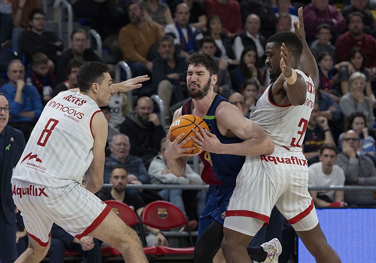 Brizuela intenta imponerse a la defensa del Manresa