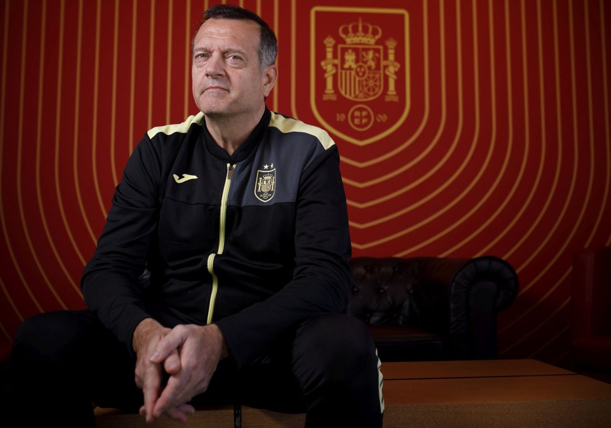 Jesús Velasco, seleccionador español de fútbol sala, posa en la Ciudad del Fútbol de Las Rozas