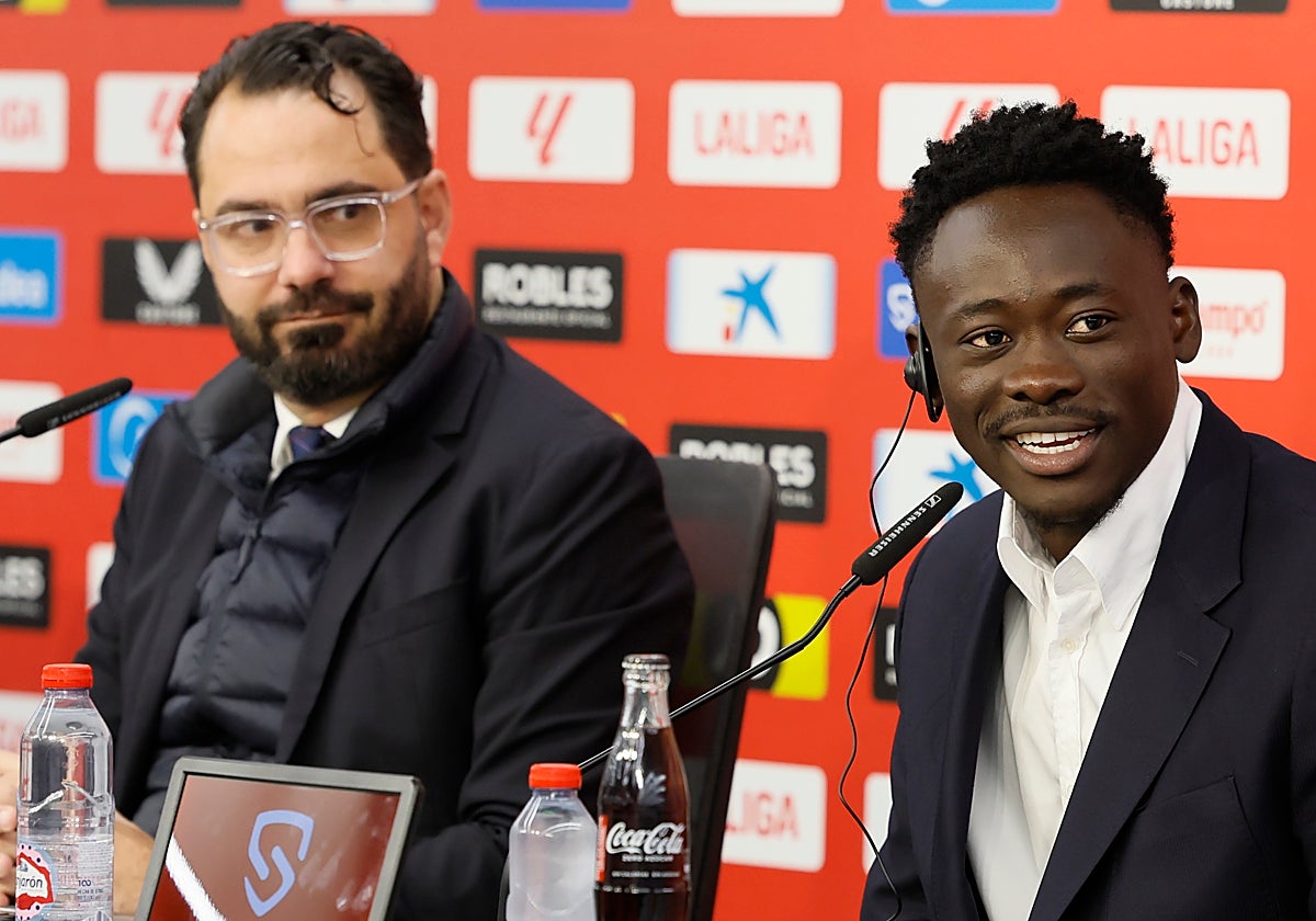 Víctor Orta mira a su segundo fichaje invernal, Akor Adams.