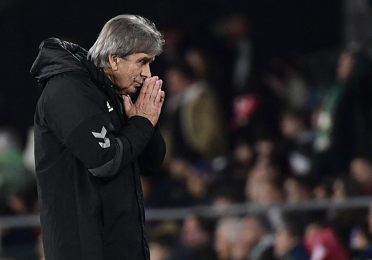 Pellegrini suspira en la banda del área técnica del Betis el pasado domingo