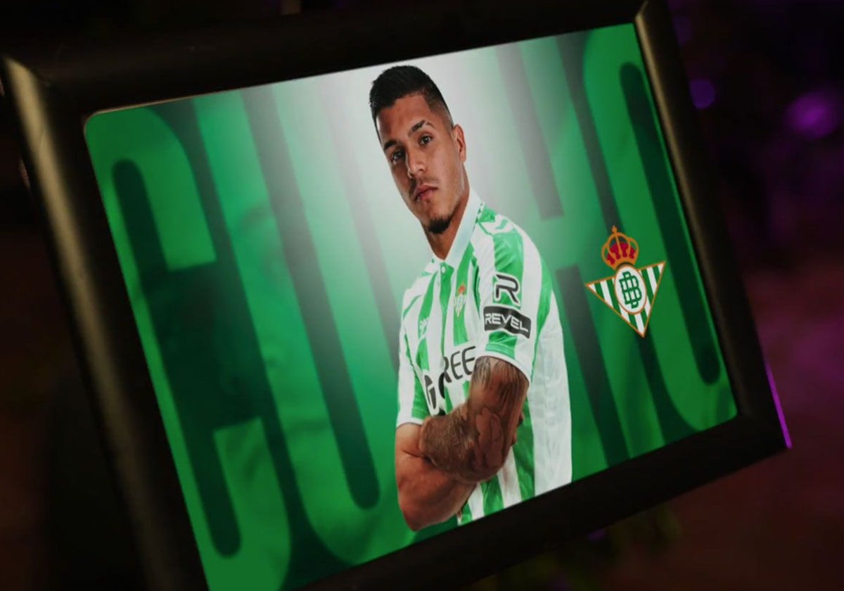 Montaje publicado por el Betis para hacer oficial el fichaje de Juan Camilo 'Cucho' Hernández