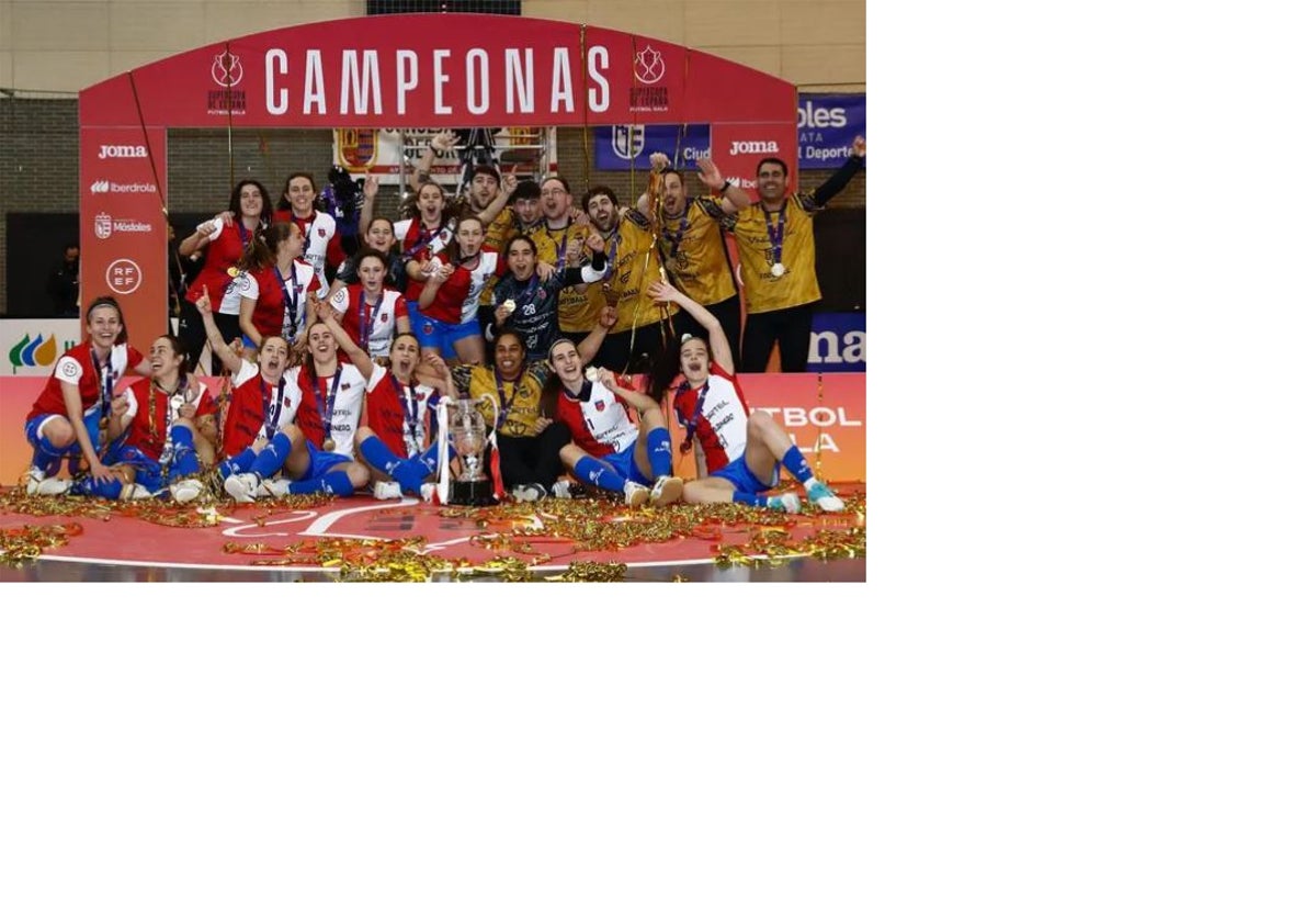 Las jugadoras y cuerpo técnico del Futsi celebran el título