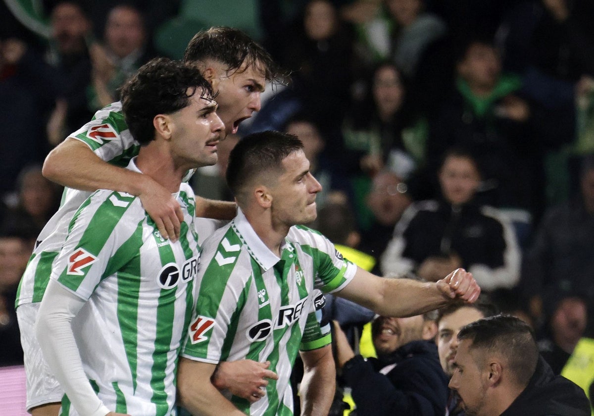 Ortiz, Johnny y Perraud, en el segundo gol del Betis ante el Athletic