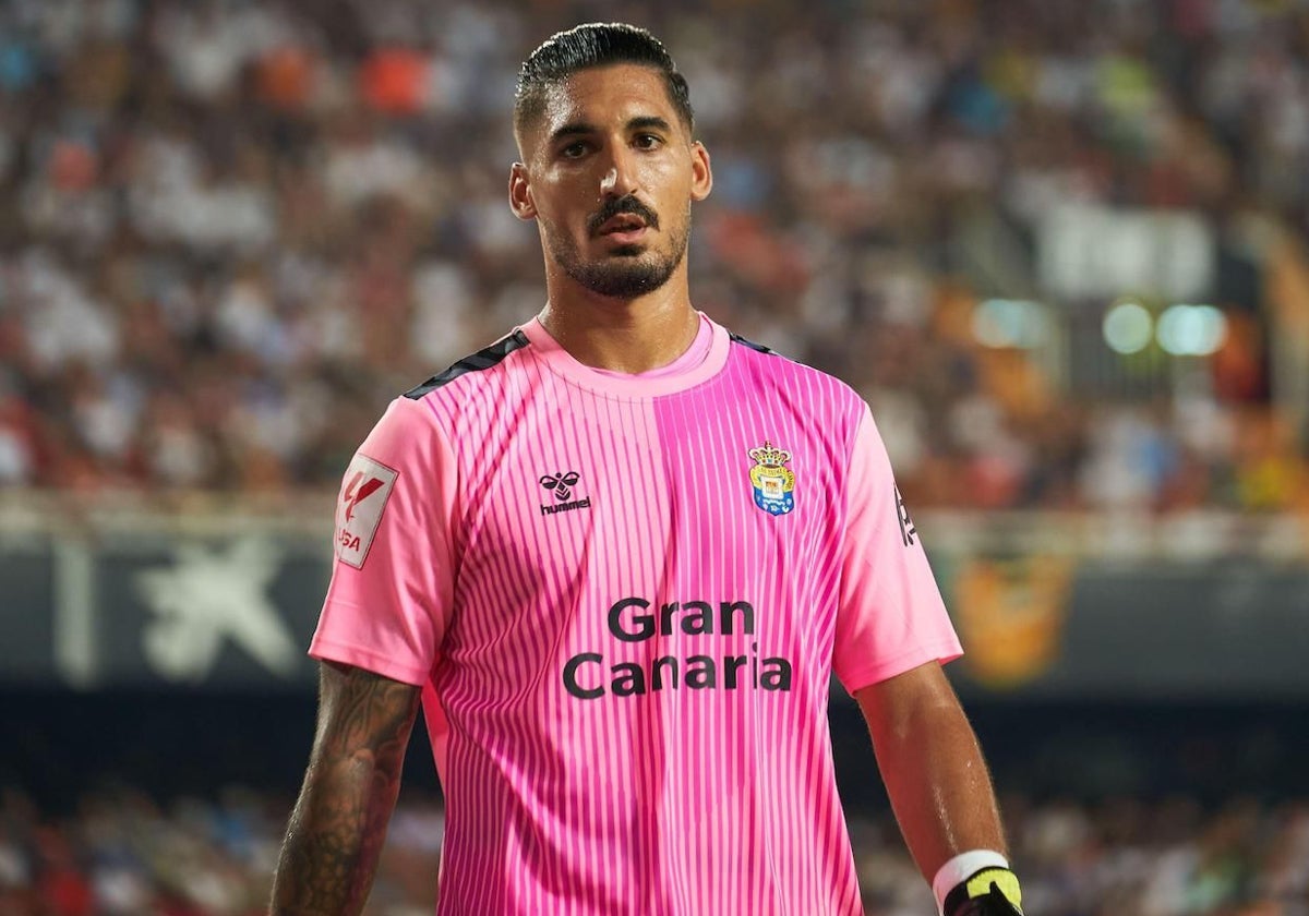 Álvaro Valles, en un partido con Las Palmas de la pasada temporada 24-25