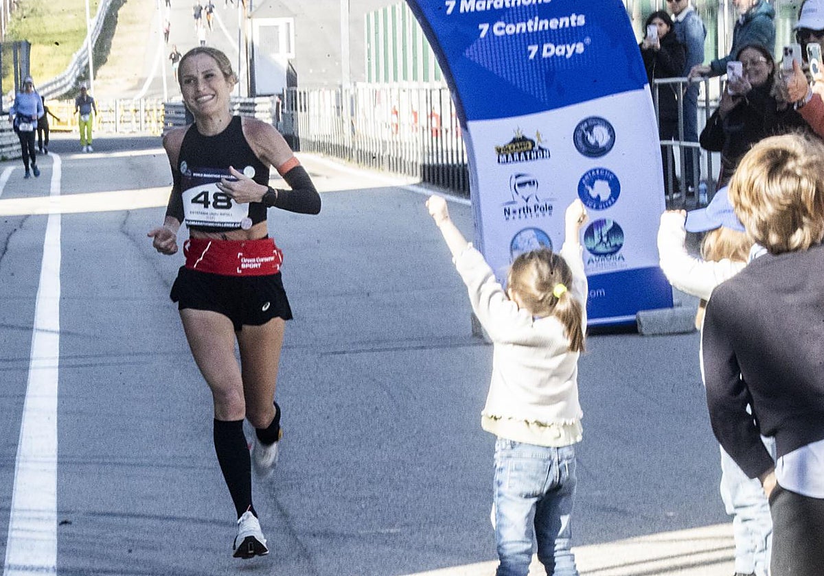 Verdeliss, animada por sus hijos, pasa por meta durante la maratón disputada en Madrid