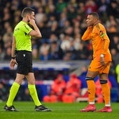 Mbappé y Vinicius protestan a Muñiz Ruiz durante el Espanyol-Real Madrid