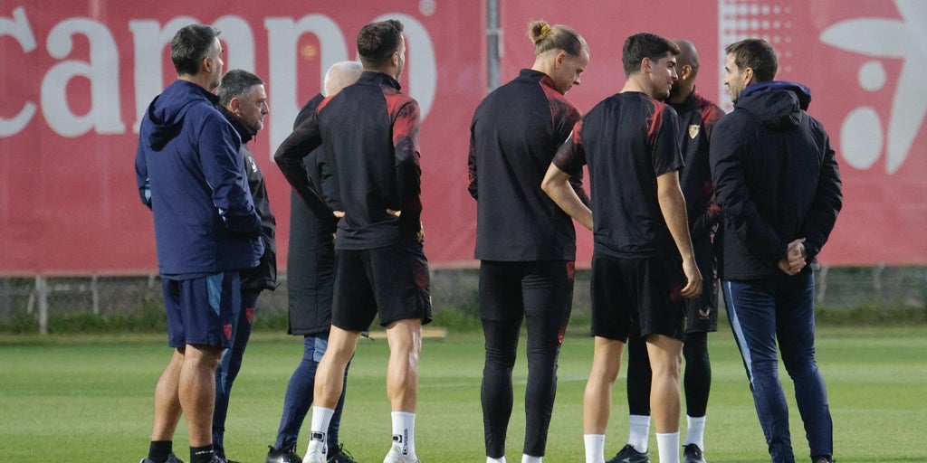 Primer entrenamiento del Sevilla tras el cierre de mercado