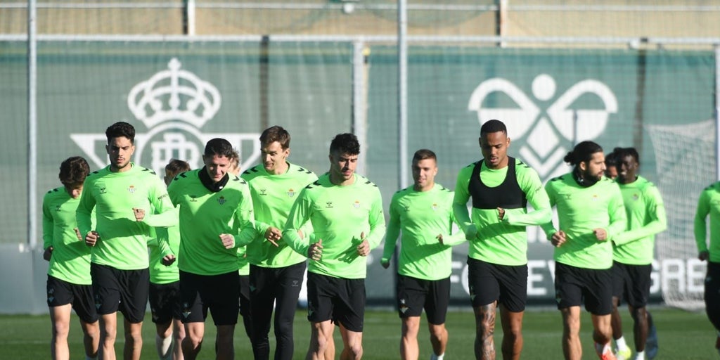 Chimy Ávila y Sabaly regresan con el grupo en el entrenamiento del Betis