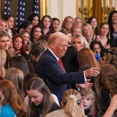 Trump, durante la firma del decreto contra las mujeres trans en el deporte femenino