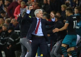 Mark Hughes, de seleccionador y sumar 500 partidos en banquillos de la Premier a entrenar en la cuarta división inglesa al Carlisle