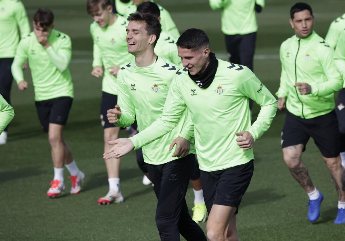 Llorente y Altimira sonríen durante el entrenamiento del Real Betis